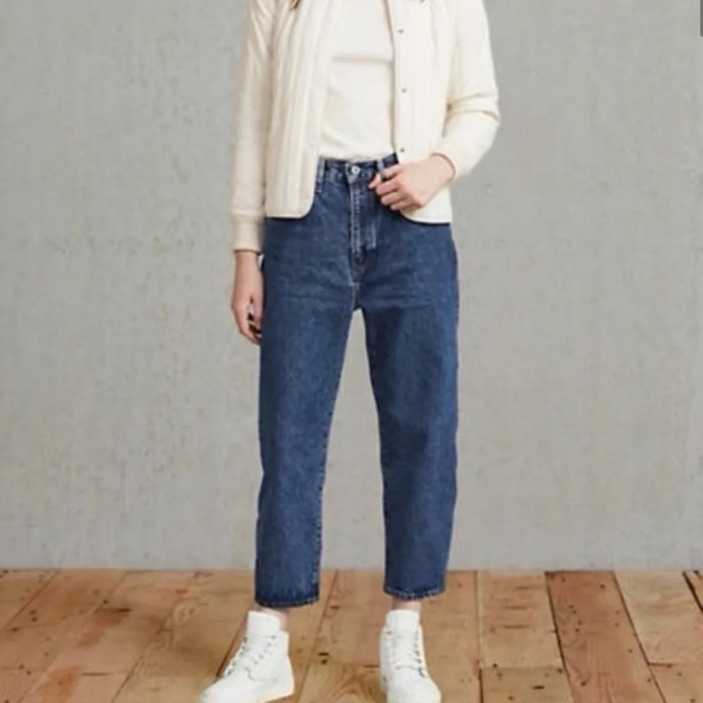 Levi’s Barrel Crop High Rise‎ Jeans with Embroidered Back Pockets.